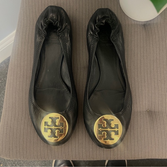 Tory Burch Shoes - Tory Burch Reva Black Leather Ballerina Flats Gold Medallion Women's Size 7.5M